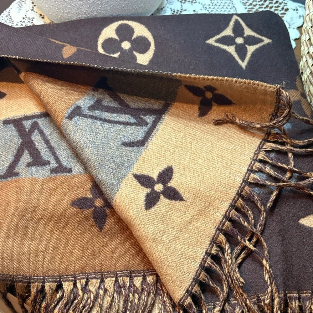 Louis Vuitton scarf - Picture 5 of 9